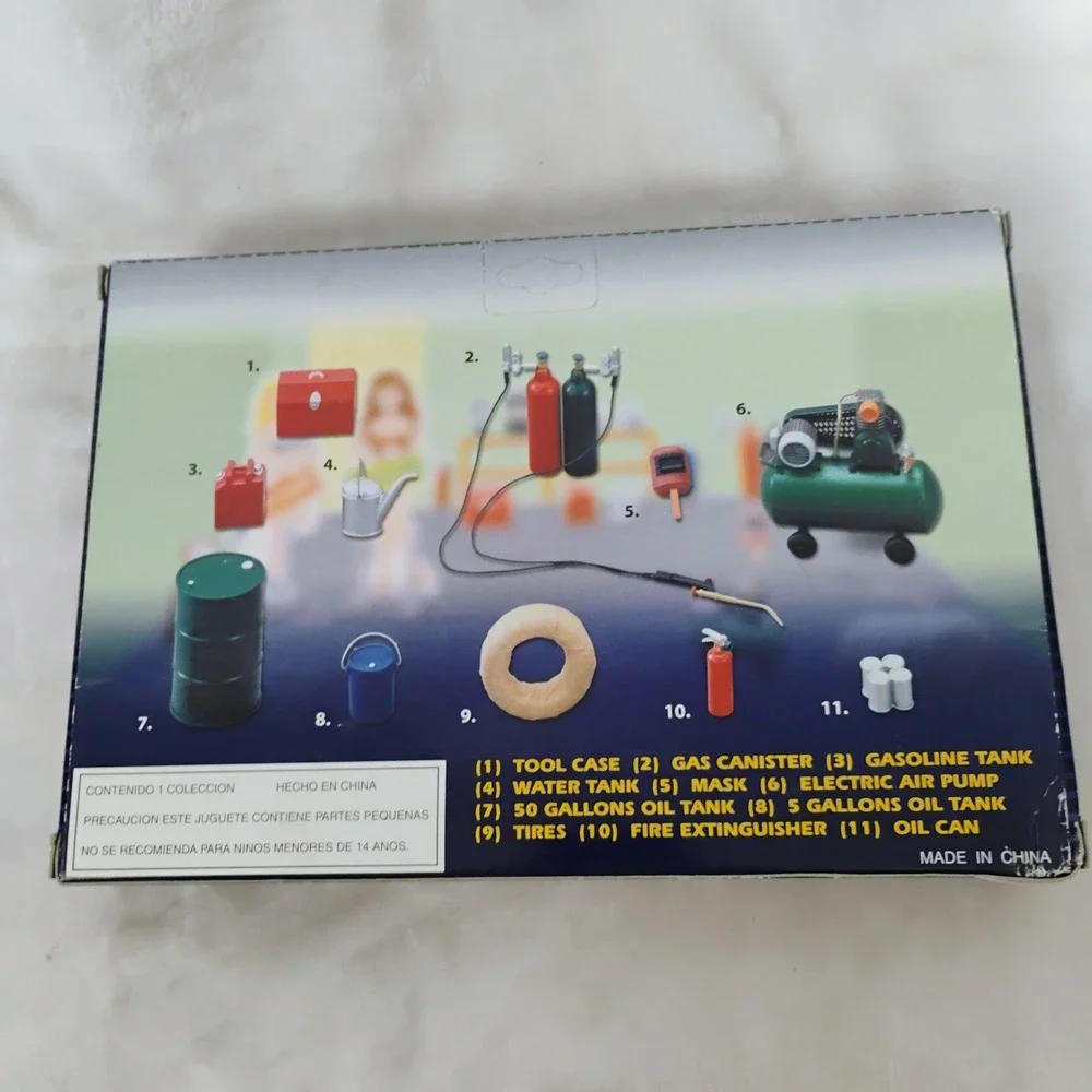 WT Garage Collectible Series 1:24 Scale Model Car Garage Accessory Set Diorama